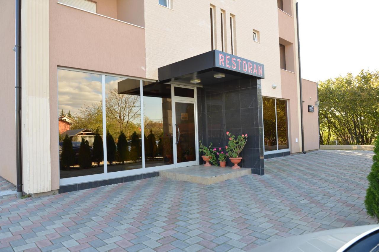 Hotel Konstantin Laplje Selo Bagian luar foto